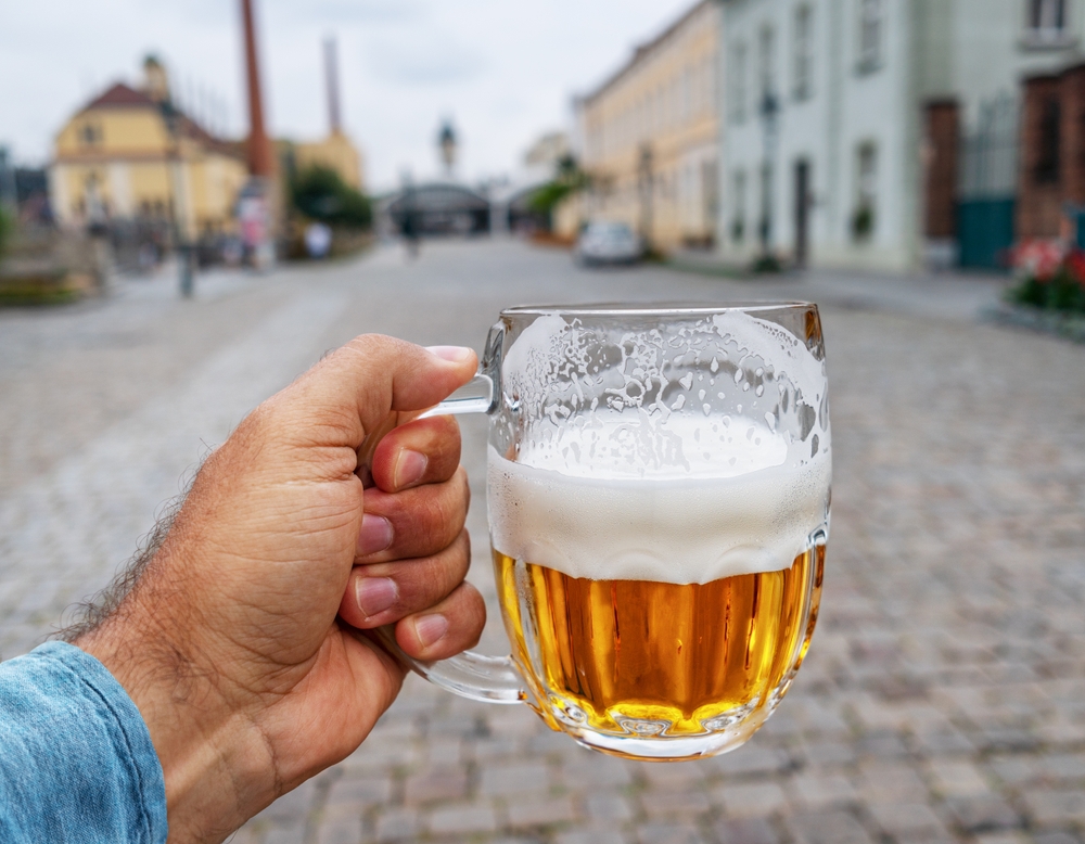A képen egy habos Pilsner Urquell sör látható, amelyet egy cseh sörfőzde készít. 