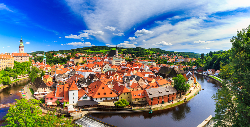 A képen Český Krumlov festői városa látható Csehországban. 