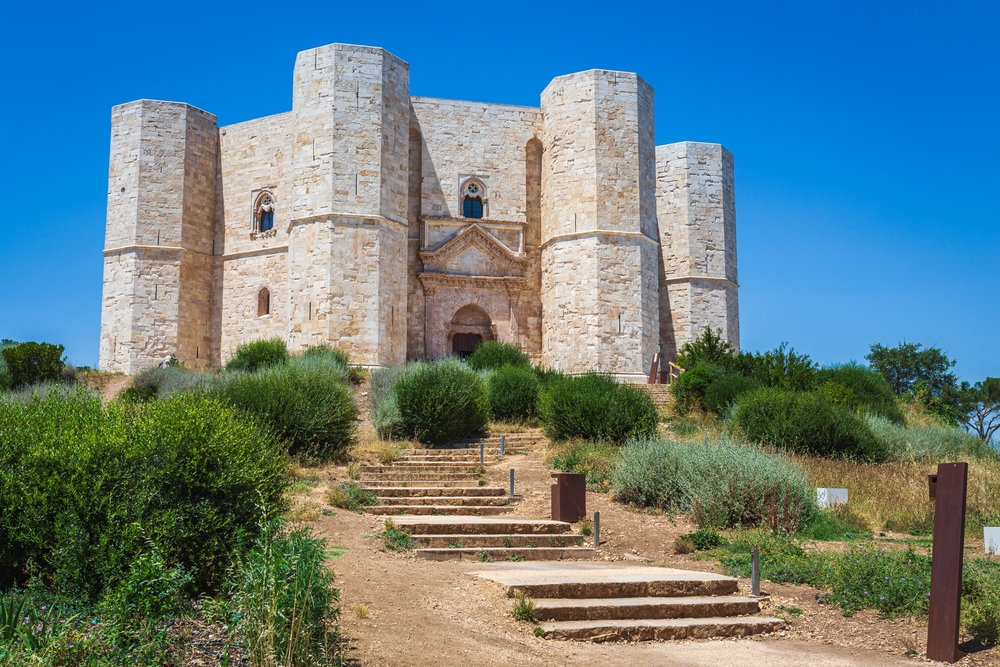 A képen látható épület a Castel del Monte, egy híres 13. századi vár Olaszországban, Puglia régióban. - Z(s)eppelin utazás