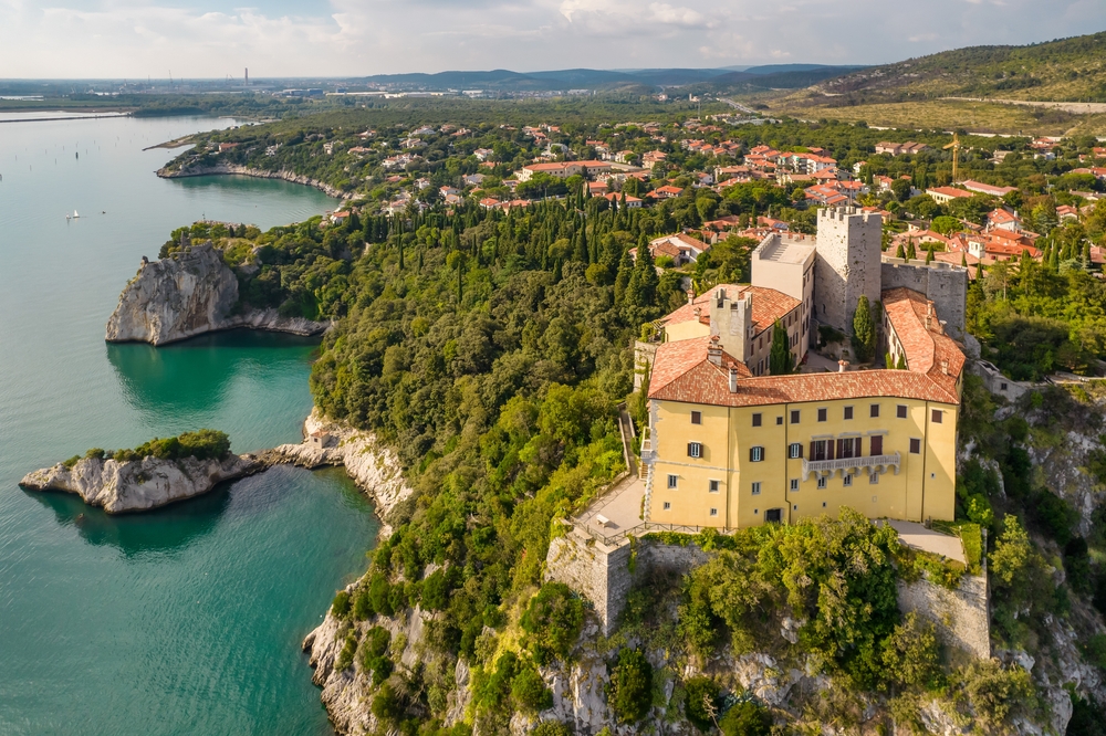 A képen a Duinói kastély (Castello di Duino) látható, amely Olaszországban - Z(s)eppelin utazás