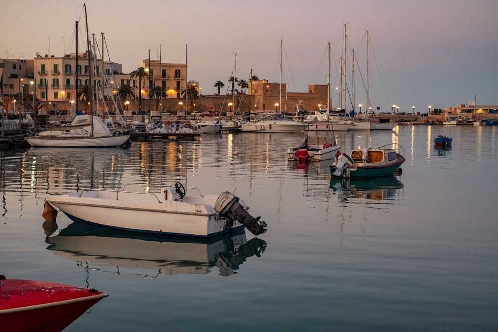 Ez a kép Bari kikötőjét ábrázolja Olaszországban, Puglia régióban.  - Z(s)eppelin utazás