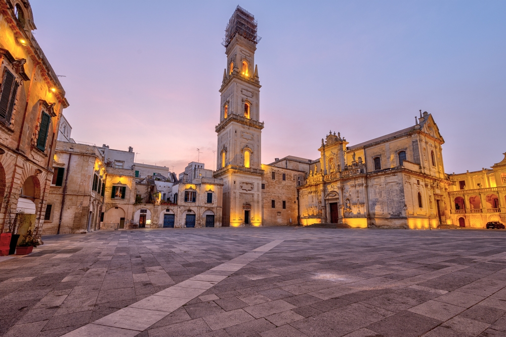 A képen a Lecce-i dóm (Duomo di Lecce) látható a Piazza del Duomo téren, amely az olaszországi Puglia régióban található.  - Z(s)eppelin utazás
