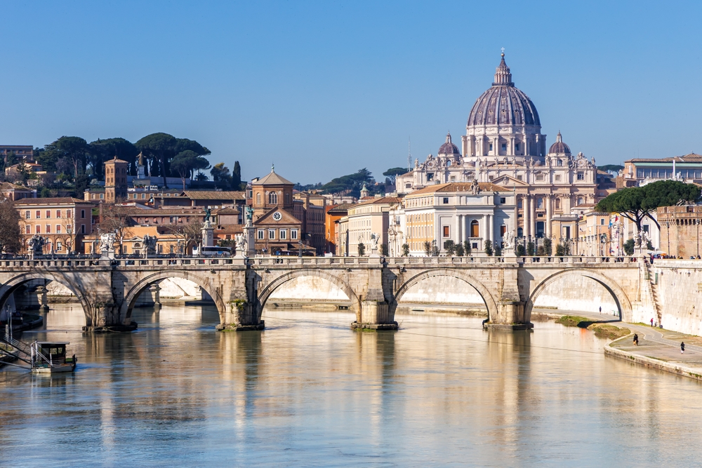 Ez a kép a római Szent Péter-bazilikát és a Ponte Sant'Angelo hidat ábrázolja a Tevere folyón.  - Z(s)eppelin utazás