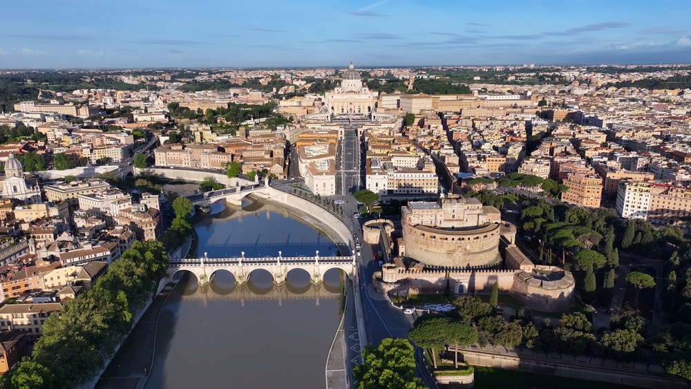 Ez egy légi felvétel Rómáról, amely a Tevere folyót, az Angyalvárat (Castel Sant'Angelo) és a Vatikánt ábrázolja.  - Z(s)eppelin utazás