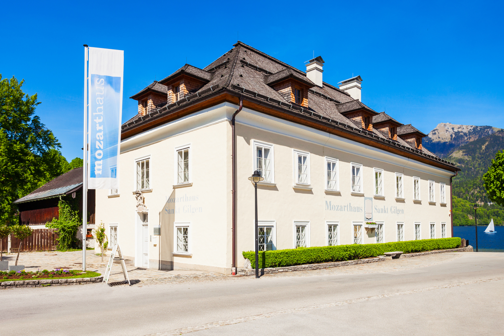 A képen a Mozart-ház (Mozarthaus) látható Sankt Gilgenben, Ausztriában.  - Z(s)eppelin utazás