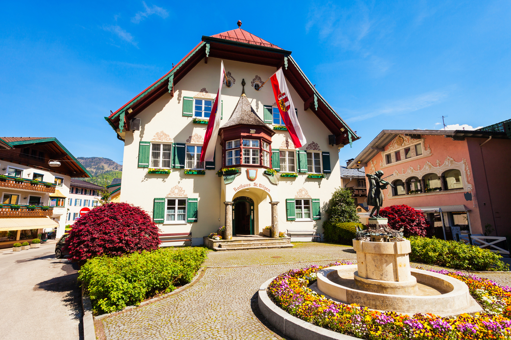 Ez a kép a Sankt Gilgen-i városházát (Rathaus St. Gilgen) ábrázolja, amely Ausztriában, a Wolfgangsee partján található.  - Z(s)eppelin utazás