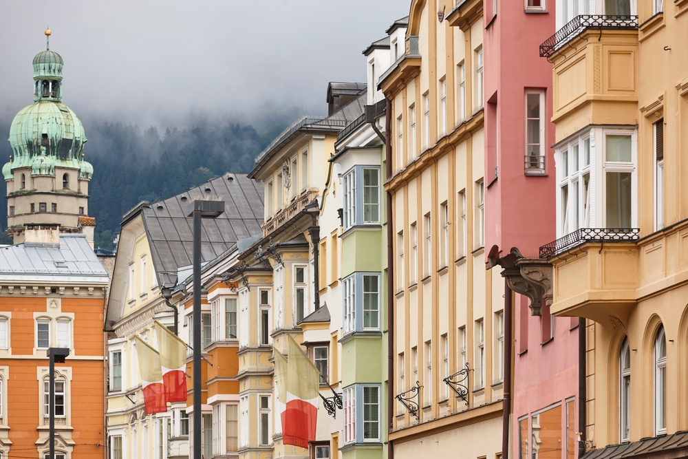 Ez egy pillanatkép az innsbrucki belvárosról (Altstadt) Ausztriában. 