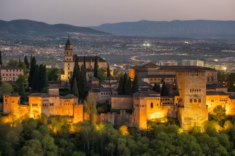 A képen a spanyolországi Granadában található Alhambra palota- és erődkomplexum látható naplementekor.  - Z(s)eppelin utazás