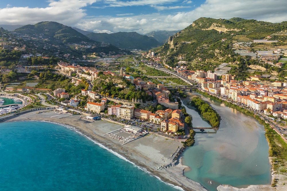 A képen az olaszországi Ventimiglia városa látható madártávlatból, amely Liguria tartományban fekszik a francia határ közelében.  - Z(s)eppelin utazás
