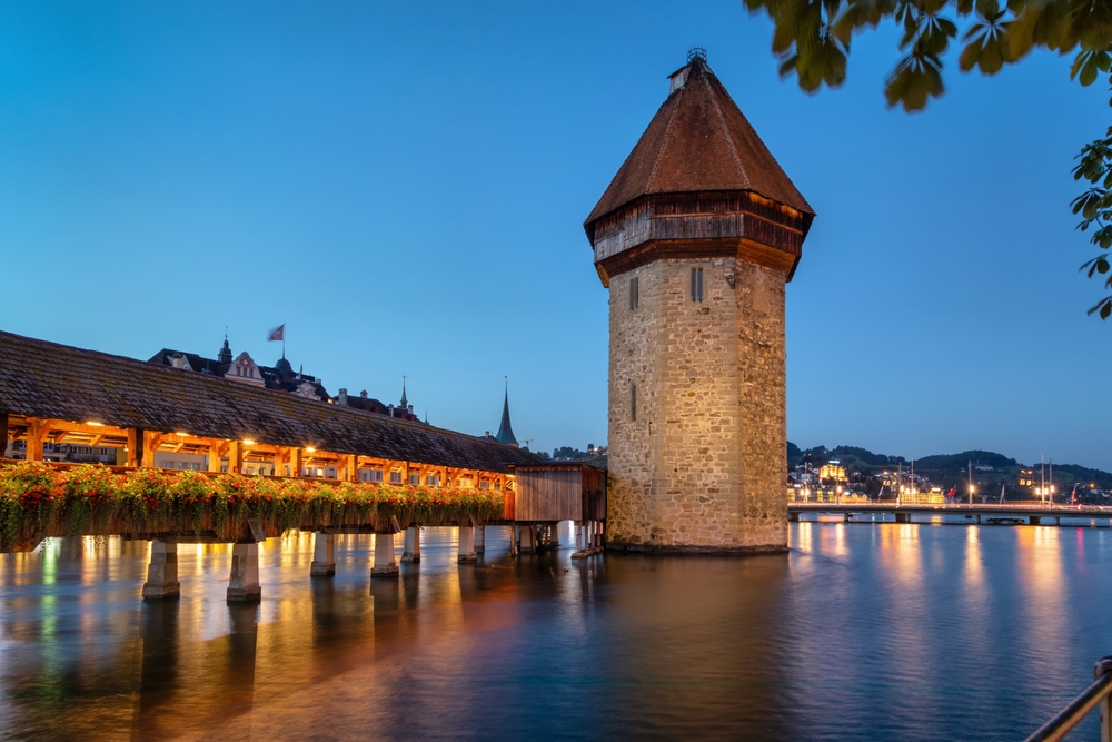 Ez a kép a Kapellbrücke (Kápolna-híd) hidat és a hozzá tartozó Víztornyot ábrázolja Luzernben, Svájcban. - Z(s)eppelin utazás