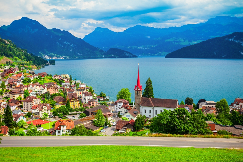 A képen a svájci Weggis település látható a Luzerni-tó (Vierwaldstättersee) partján.  - Z(s)eppelin utazás