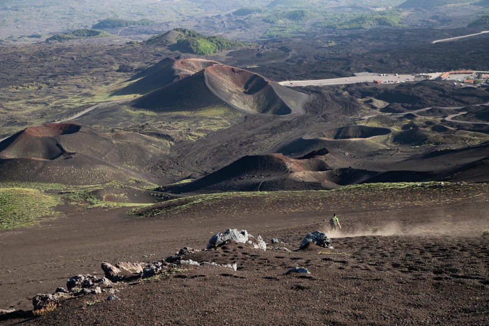 A képen az Etna vulkán látható Szicíliában, Olaszországban, amely Európa legmagasabb és legaktívabb vulkánja.  - Z(s)eppelin utazás