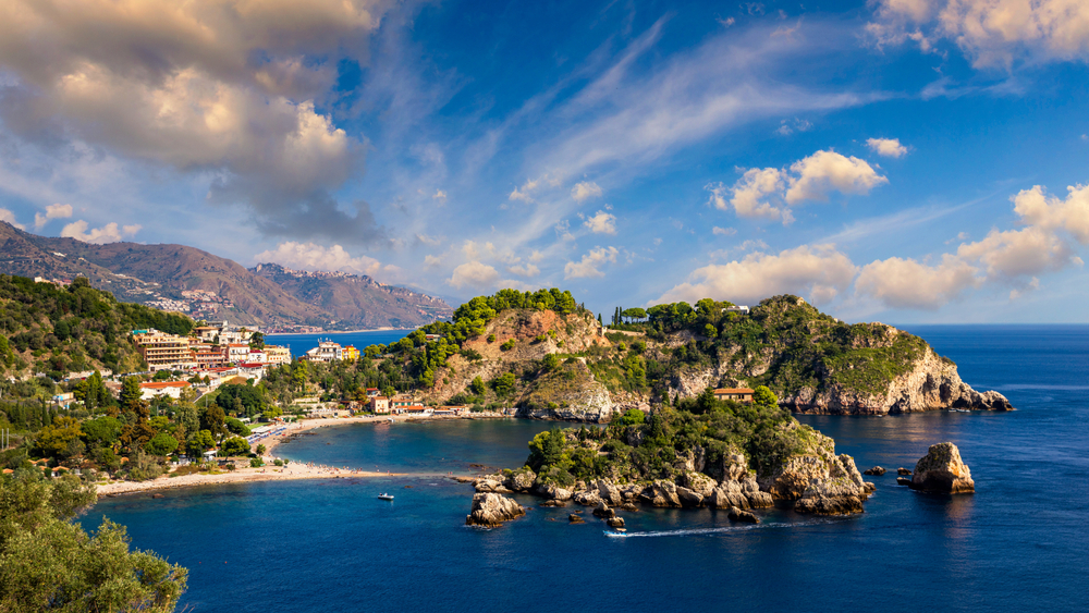 A képen az Isola Bella látható, amely egy kis sziget Szicíliában, Taormina közelében.