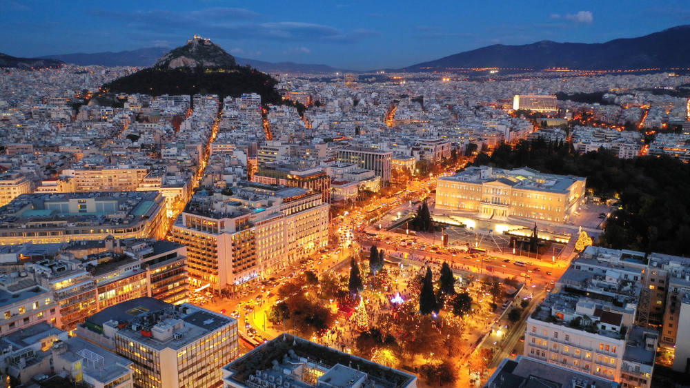 Szindagma térrel (Syntagma Square) és a görög parlament épületével, a háttérben pedig a magasodó Lykabettosz-dombbal. - Z(s)eppelin utazás