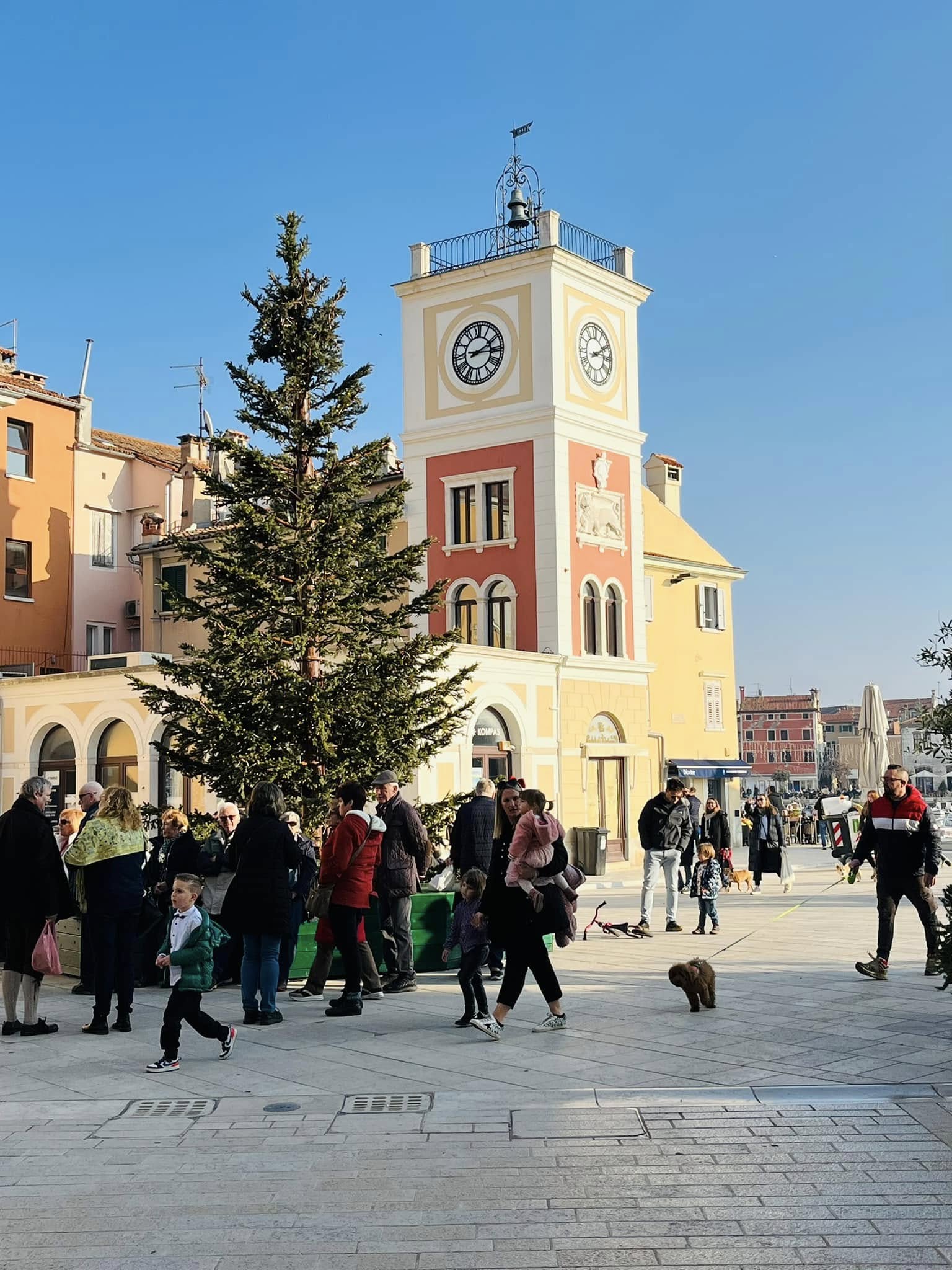 A képen a horvátországi Rovinj városának főtere és a történelmi óratorony látható. - Z(s)eppelin utazás