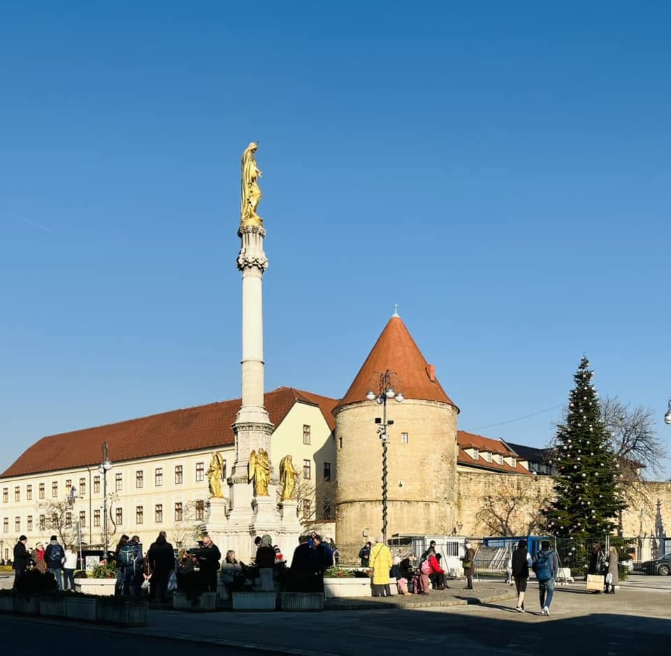 A képen a Zágrábi katedrális előtti Mária-oszlop (Monument of the Assumption of the Blessed Virgin Mary) látható a zágrábi Kaptol téren. - Z(s)eppelin utazás