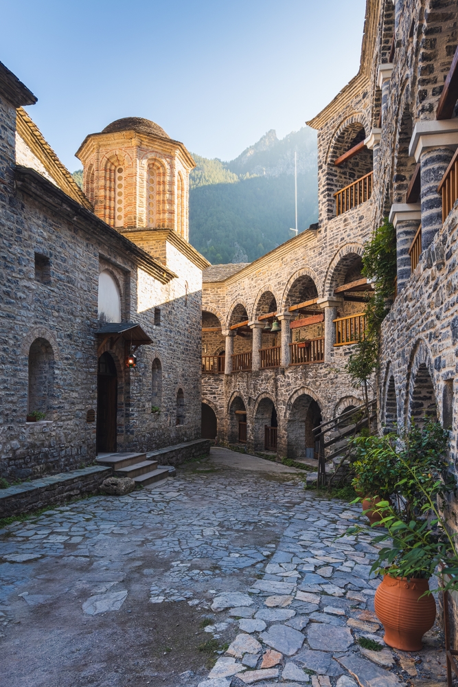 A kép az Agios Dionysios kolostort ábrázolja az Olympos-hegységben, Görögországban. 