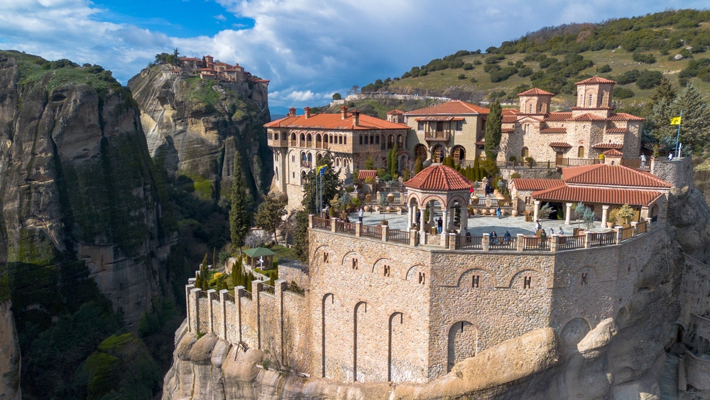 Ez a kép a görögországi Meteorák egyik kolostorát, a Varlaam-kolostort ábrázolja. A Meteorák egy UNESCO világörökségi helyszín, amely egyedülálló geológiai képződményeiről és a sziklák tetejére épült ortodox keresztény kolostorairól ismert. 