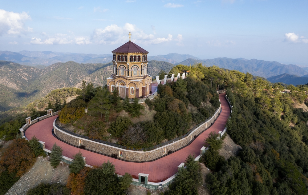 A képen a Kykkos kolostor Throni szentélye látható Cipruson. 