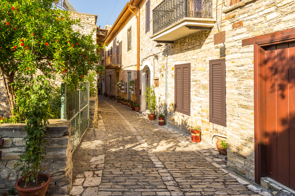 A kép a ciprusi Pano Lefkara falu egyik szűk, hangulatos utcáját mutatja be. - Z(s)eppelin utazás
