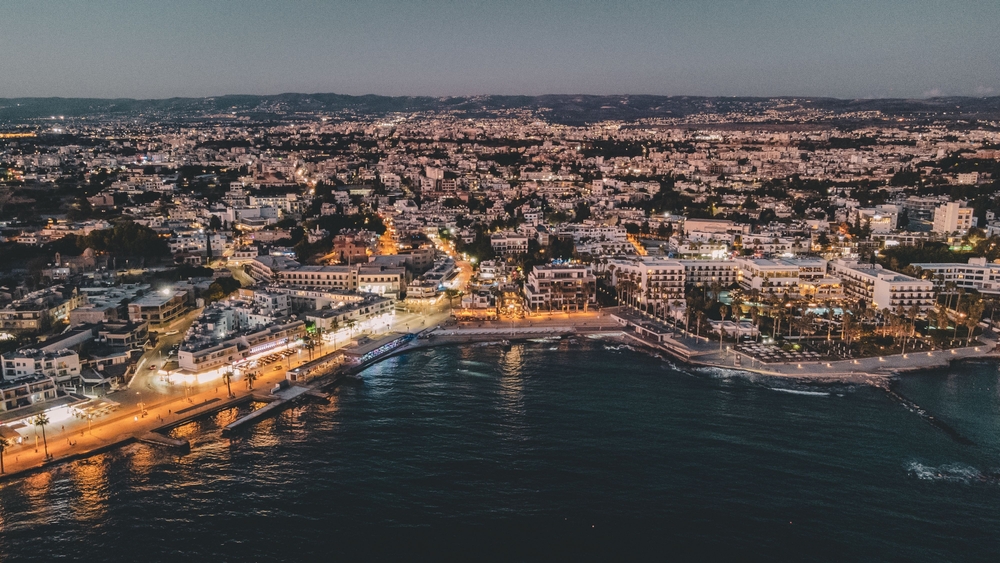 Ez a kép Páfosz városát ábrázolja Cipruson, alkonyatkor. 