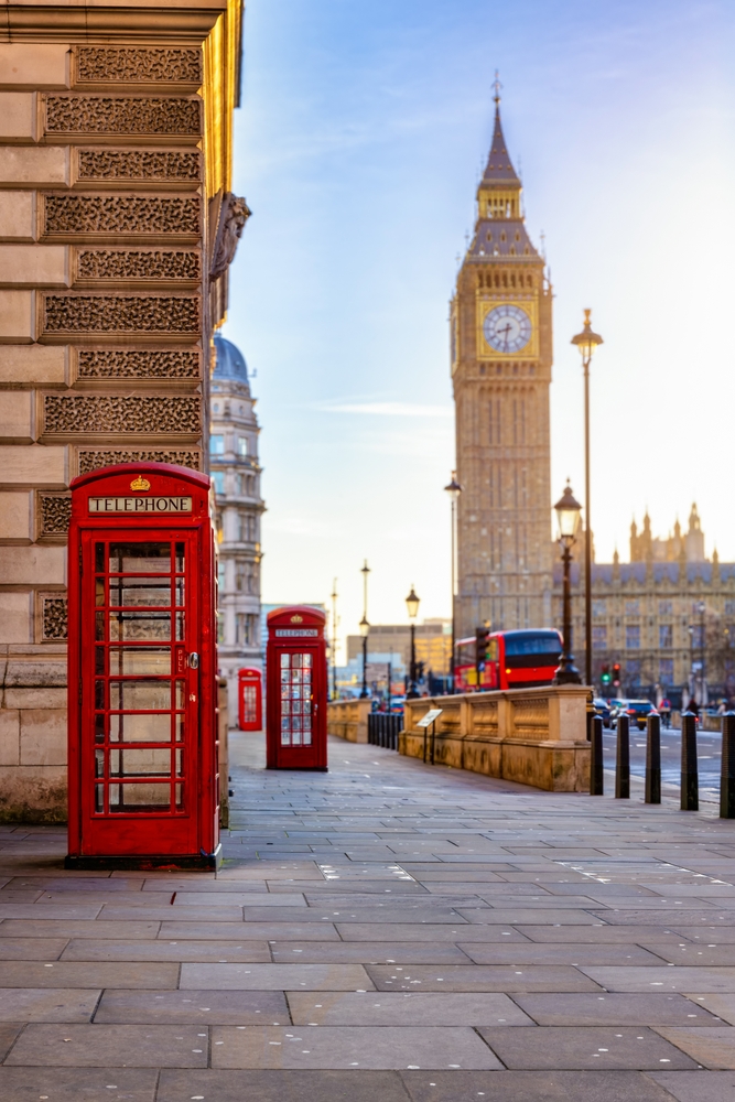 A képen a londoni Big Ben és a klasszikus piros telefonfülkék láthatók. 