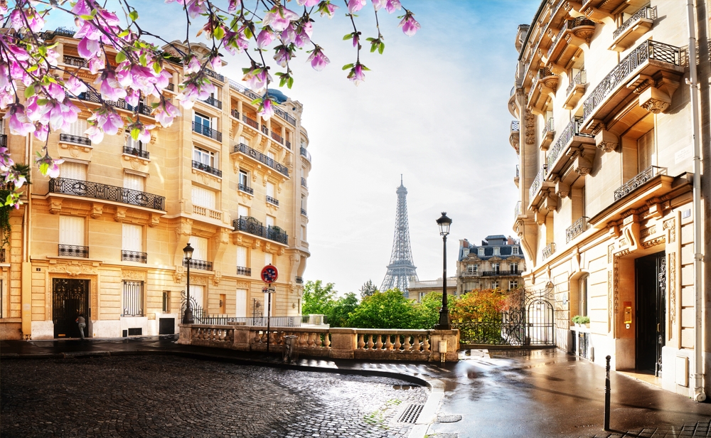 Festői párizsi utcakép, ahonnan kilátás nyílik az Eiffel-toronyra. 