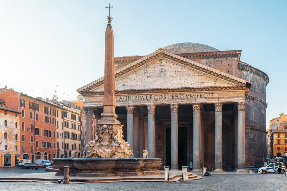Ez a kép a római Pantheon épületét és az előtte álló Fontana del Pantheon szökőkutat ábrázolja a Piazza della Rotonda téren.