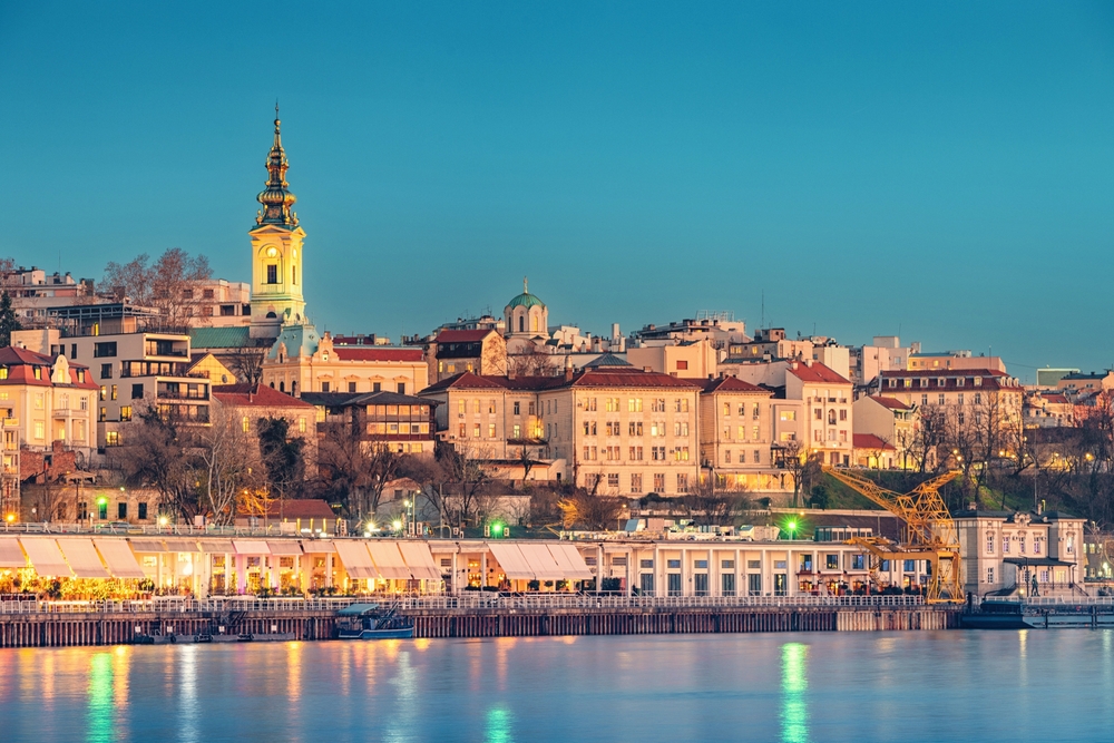A képen Belgrád, Szerbia fővárosa látható, a Száva folyó mentén. 