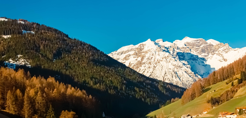 A képen a Brenner-hágó látható az Alpokban, amely Ausztria és Olaszország határán fekszik.  - Z(s)eppelin utazás