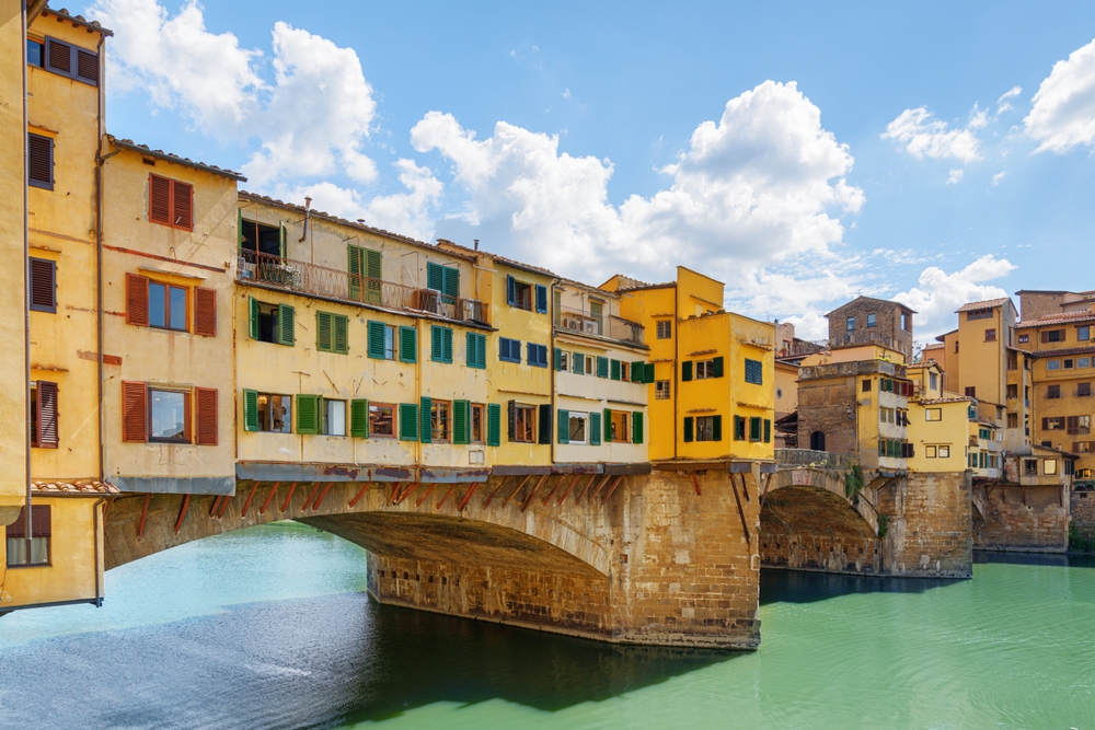 A képen a firenzei Ponte Vecchio (Öreg híd) látható, amely az Arno folyó felett ível át. - Z(s)eppelin utazás