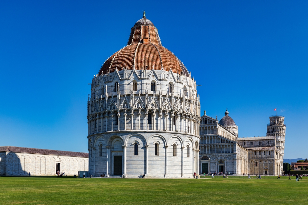 A képen látható épület a pisai Szent János-keresztelőkápolna (Battistero di San Giovanni), amely a híres olaszországi Csodák terén (Piazza dei Miracoli) található. - Z(s)eppelin utazás