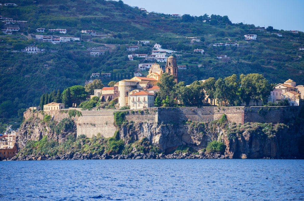 Ez a kép a Castello di Lipari-t (Lipari várát) ábrázolja, amely az olaszországi Szicília partjainál fekvő Lipari-szigetén található.  - Z(s)eppelin utazás