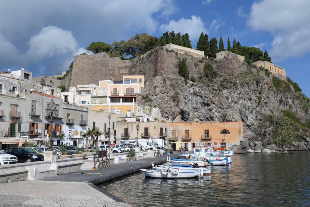 A képen a Lipari-szigetek legnagyobbikának, Lipari szigetének kikötője, a Marina Corta látható, a háttérben az ókori várfallal.  - Z(s)eppelin utazás