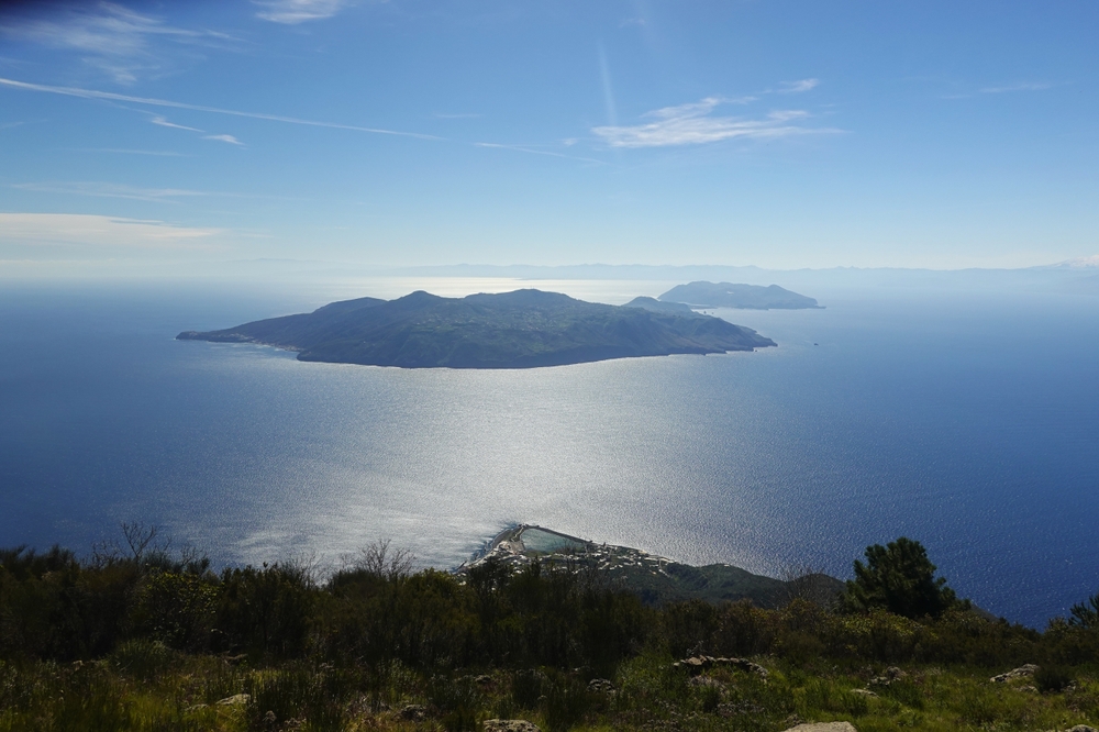 A kép a Tirrén-tengeren fekvő Lipari-szigetek egyikét, a Salina szigetet ábrázolja. 