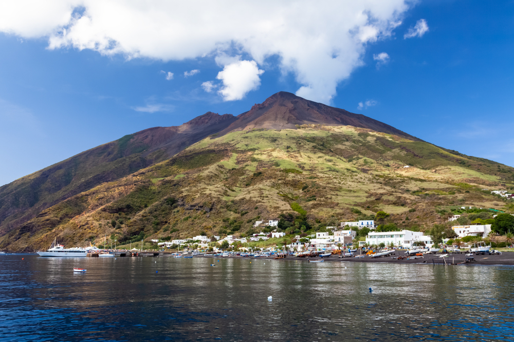 A képen a Stromboli látható, amely a Tirrén-tengerben, Szicíliától északra elhelyezkedő Lipari-szigetek legészakibb tagja. 