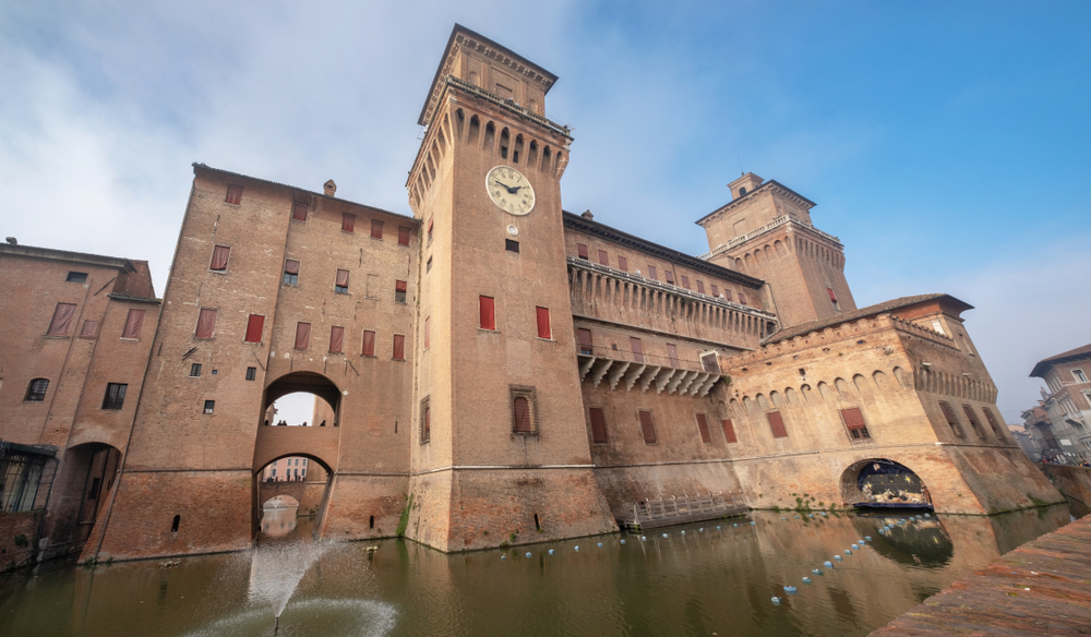 A képen a Castello Estense (Este-kastély) látható, amely az olaszországi Ferrara városának egyik legfontosabb műemléke. - Z(s)eppelin utazás