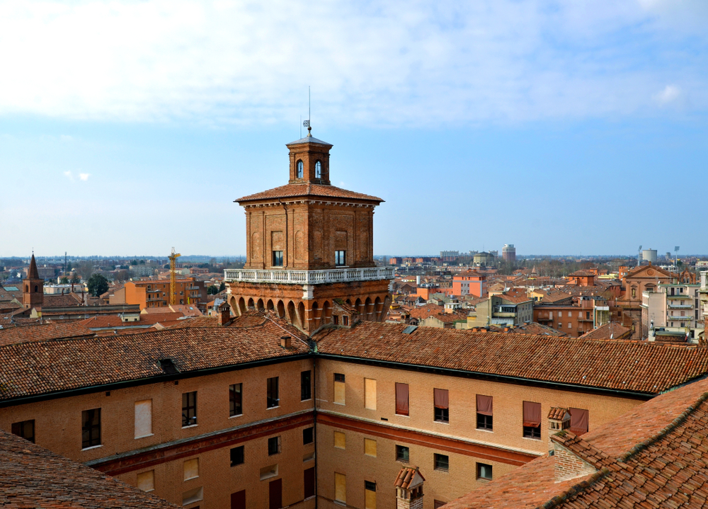 A képen az olaszországi Ferrara városában található Castello Estense (Este-kastély) látható, különös tekintettel a Torre dei Leoni-ra (Oroszlánok tornya).  - Z(s)eppelin utazás