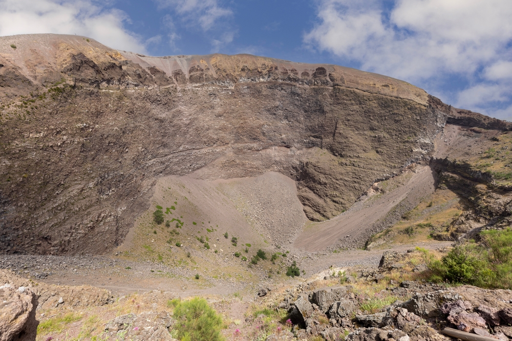 A képen az olaszországi Campania régióban, Nápoly közelében található Vezúv (Monte Vesuvio) vulkán kráterének belseje látható.  - Z(s)eppelin utazás