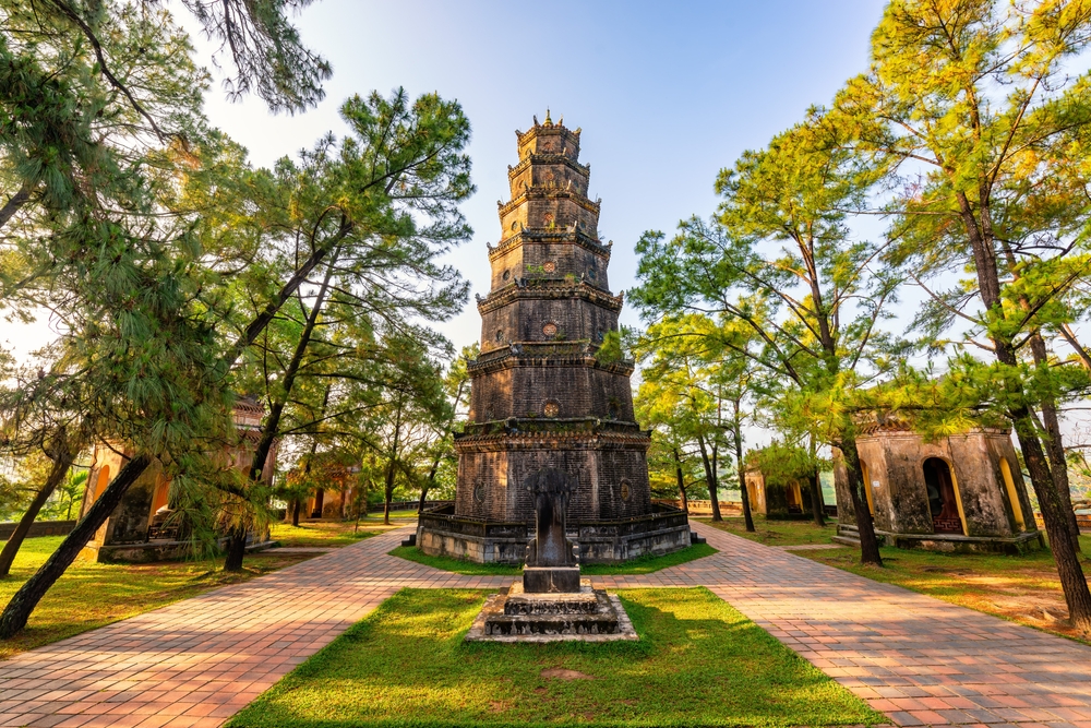 A képen a vietnámi Hué városában található Thien Mu pagoda (Égi Hölgy pagodája) látható, amely a város egyik legfontosabb szimbóluma. - Z(s)eppelin utazás