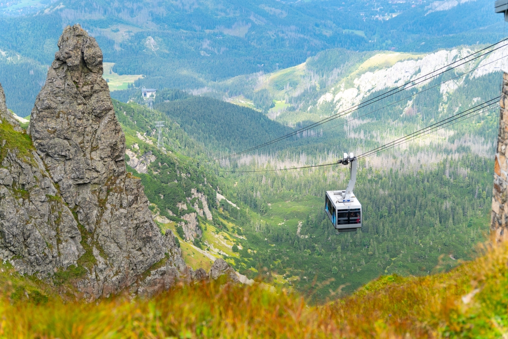 A kép a Kasprowy-csúcs (Kasprowy Wierch) kötélpályáját ábrázolja a Lengyel-Tátrában. 