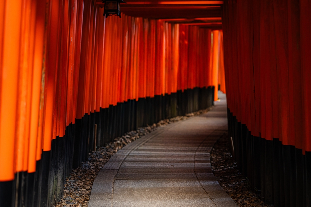 A képen a Fushimi Inari-taisha szentély híres "vörös torii kapuinak" (Senbon Torii) ösvénye látható Kiotóban, Japánban. - Z(s)eppelin utazás