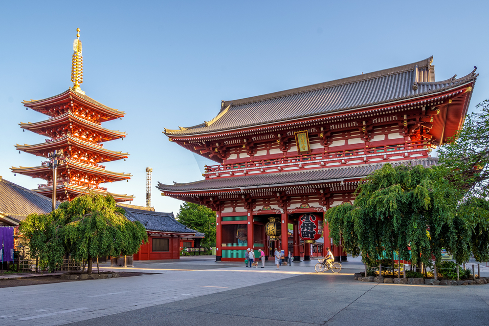 A képen a tokiói Szenszódzsi templom (Senso-ji) látható, amely a város legrégebbi és legnépszerűbb buddhista temploma.  - Z(s)eppelin utazás