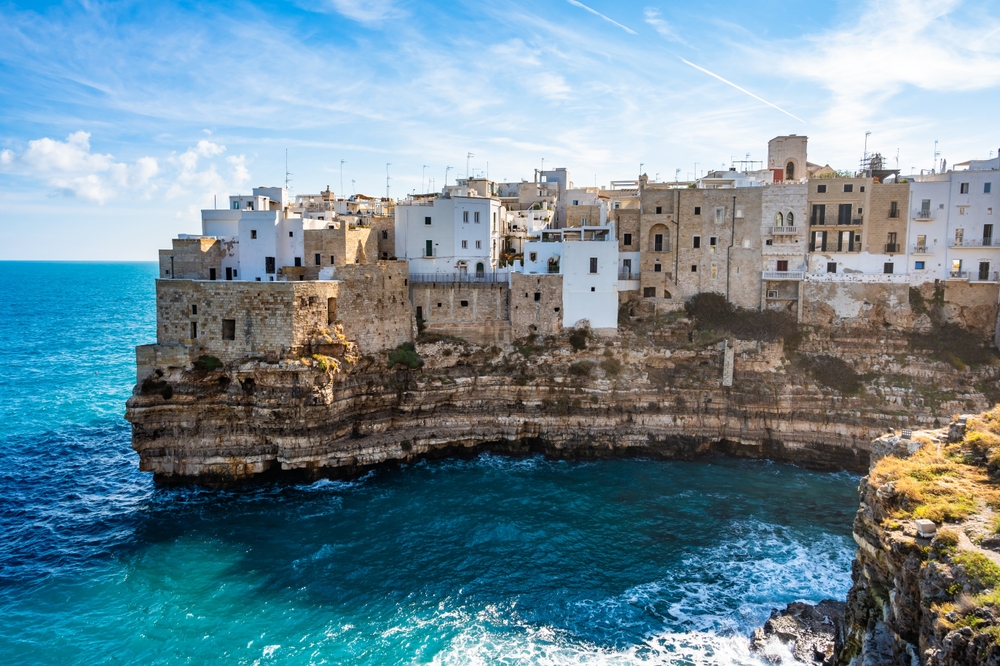A képen az olaszországi Polignano a Mare városa látható, amely Puglia régióban, Bari megyében található.  - Z(s)eppelin utazás
