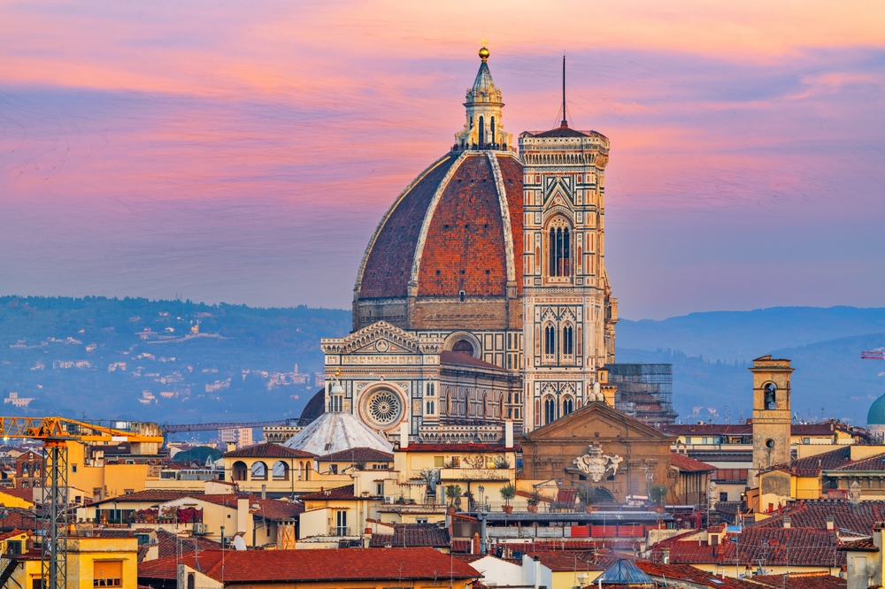 A képen a Firenzei dóm (Cattedrale di Santa Maria del Fiore) látható a hozzá tartozó harangtoronnyal, az úgynevezett Giotto-toronnyal.  - Z(s)eppelin utazás