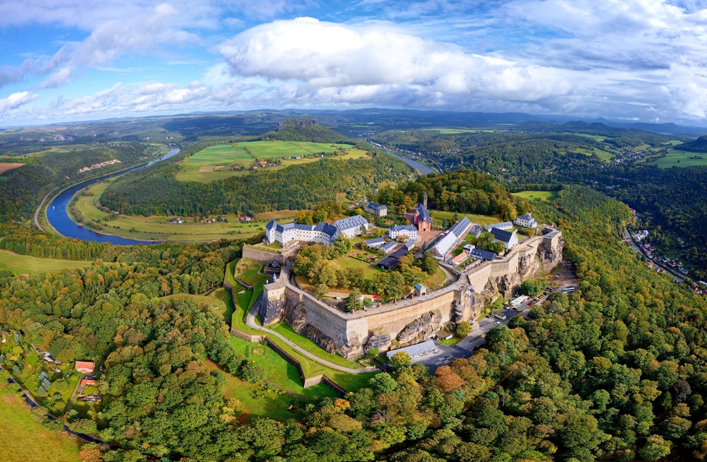 A képen a németországi Königstein erőd látható, amely Európa egyik legnagyobb hegyi erődítménye.  - Z(s)eppelin utazás