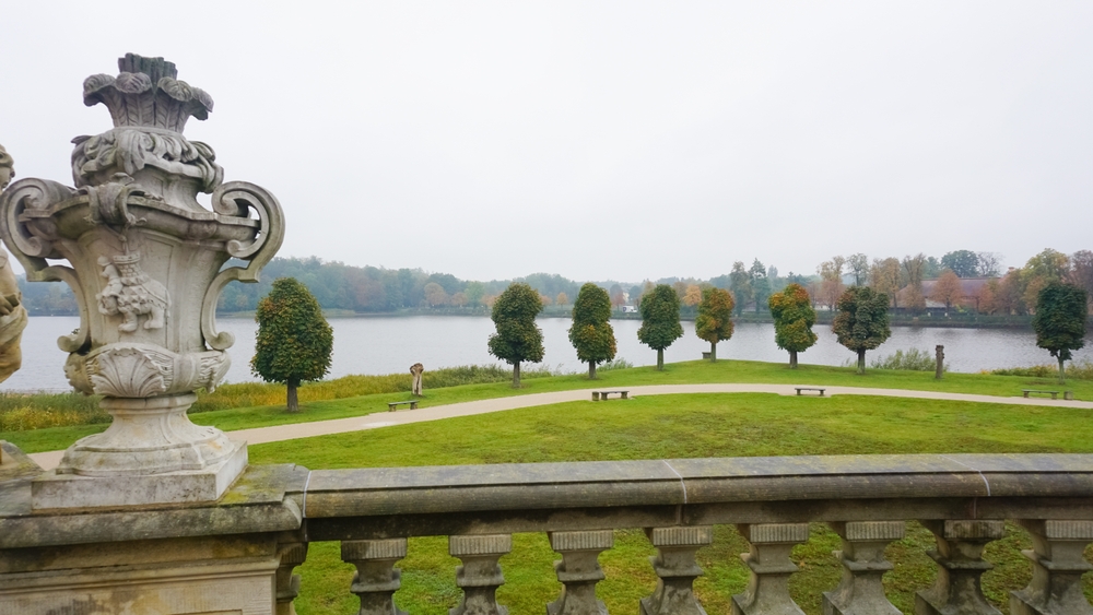 A képen a németországi Moritzburg kastély (Schloss Moritzburg) teraszának balusztrádja látható.  - Z(s)eppelin utazás