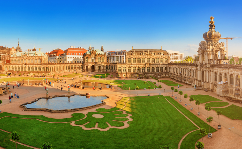 A képen a drezdai Zwinger látható, egy világhírű barokk épületegyüttes Németországban. - Z(s)eppelin utazás
